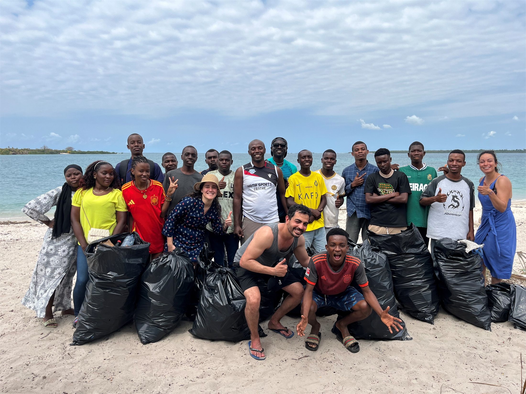 Action de nettoyage de plage menée pendant la mission en Tanzanie