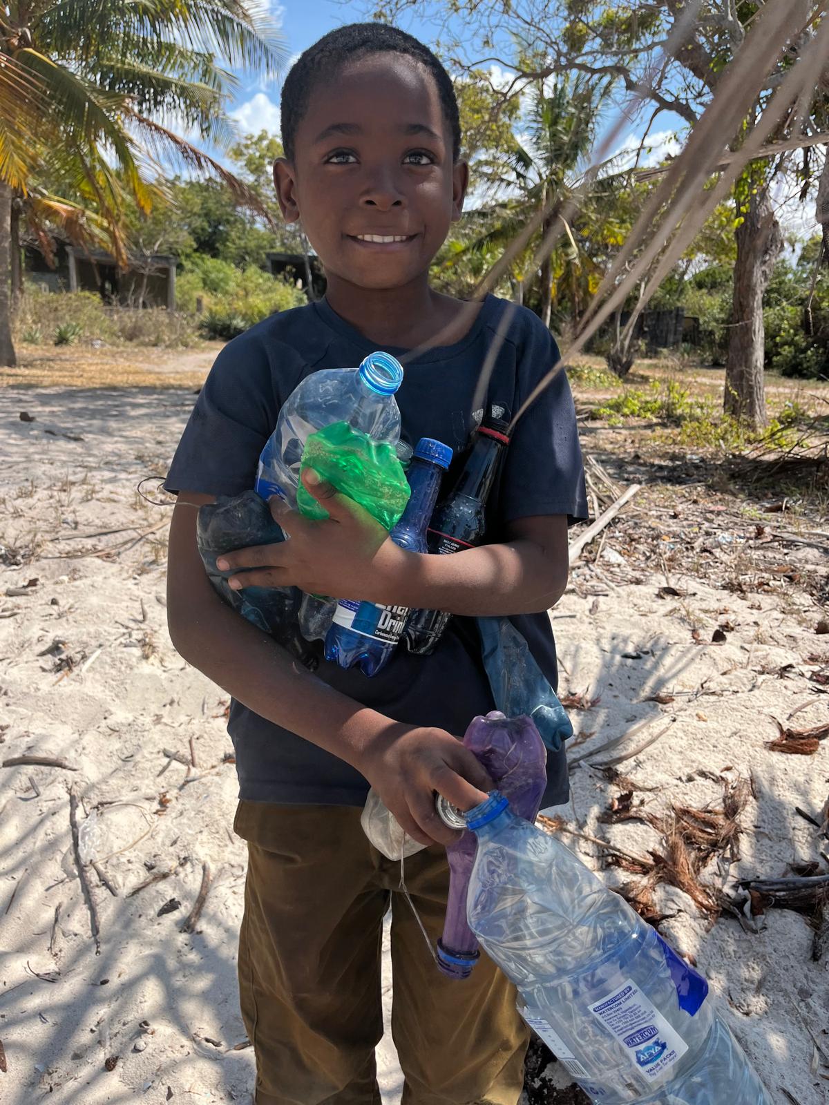 Enfant participant à l'action environnementale en Tanzanie