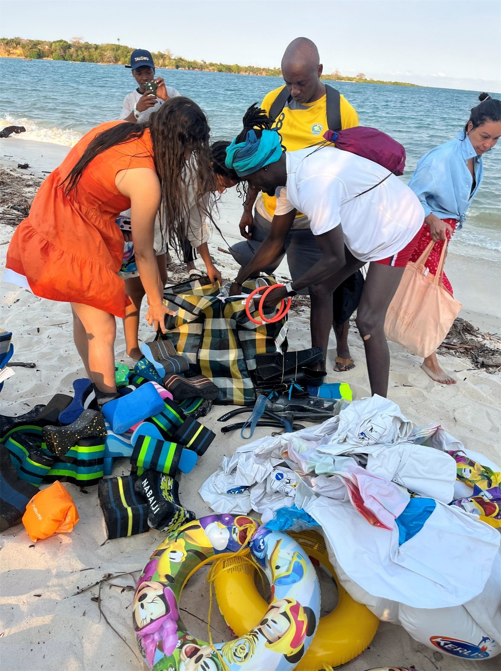 Collecte et distribution du matériel de natation pendant la mission en Tanzanie